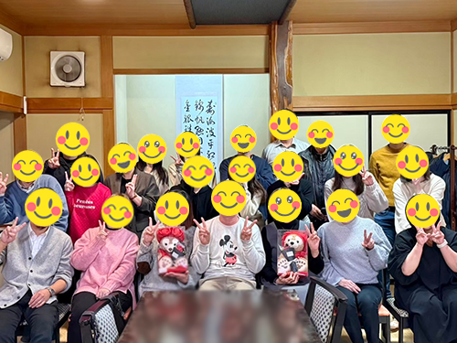 新年会で還暦のスタッフをお祝い